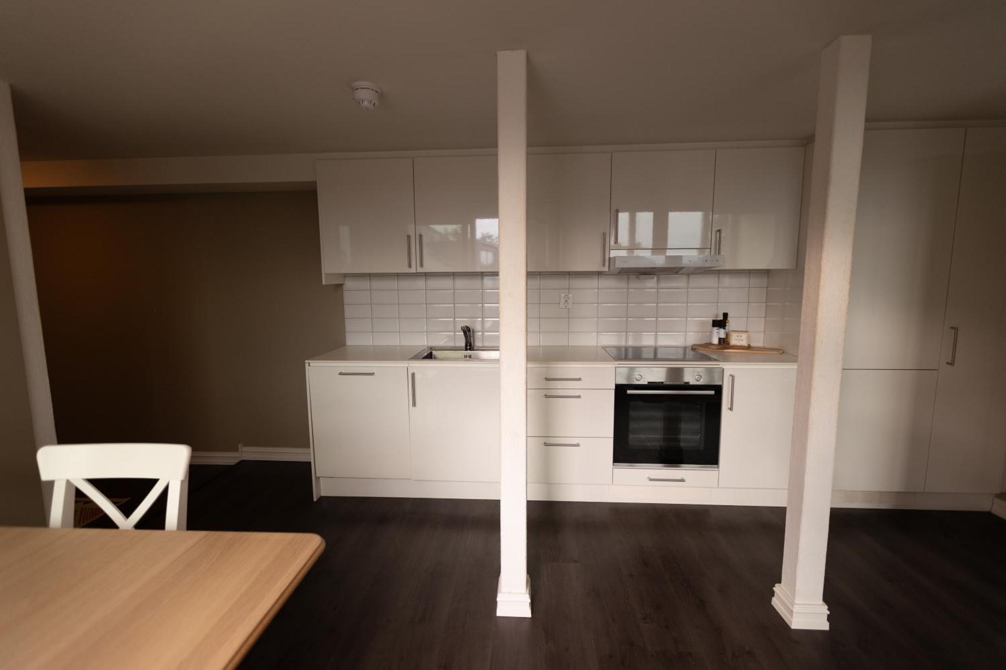 Floor - View & Balcony In Center *