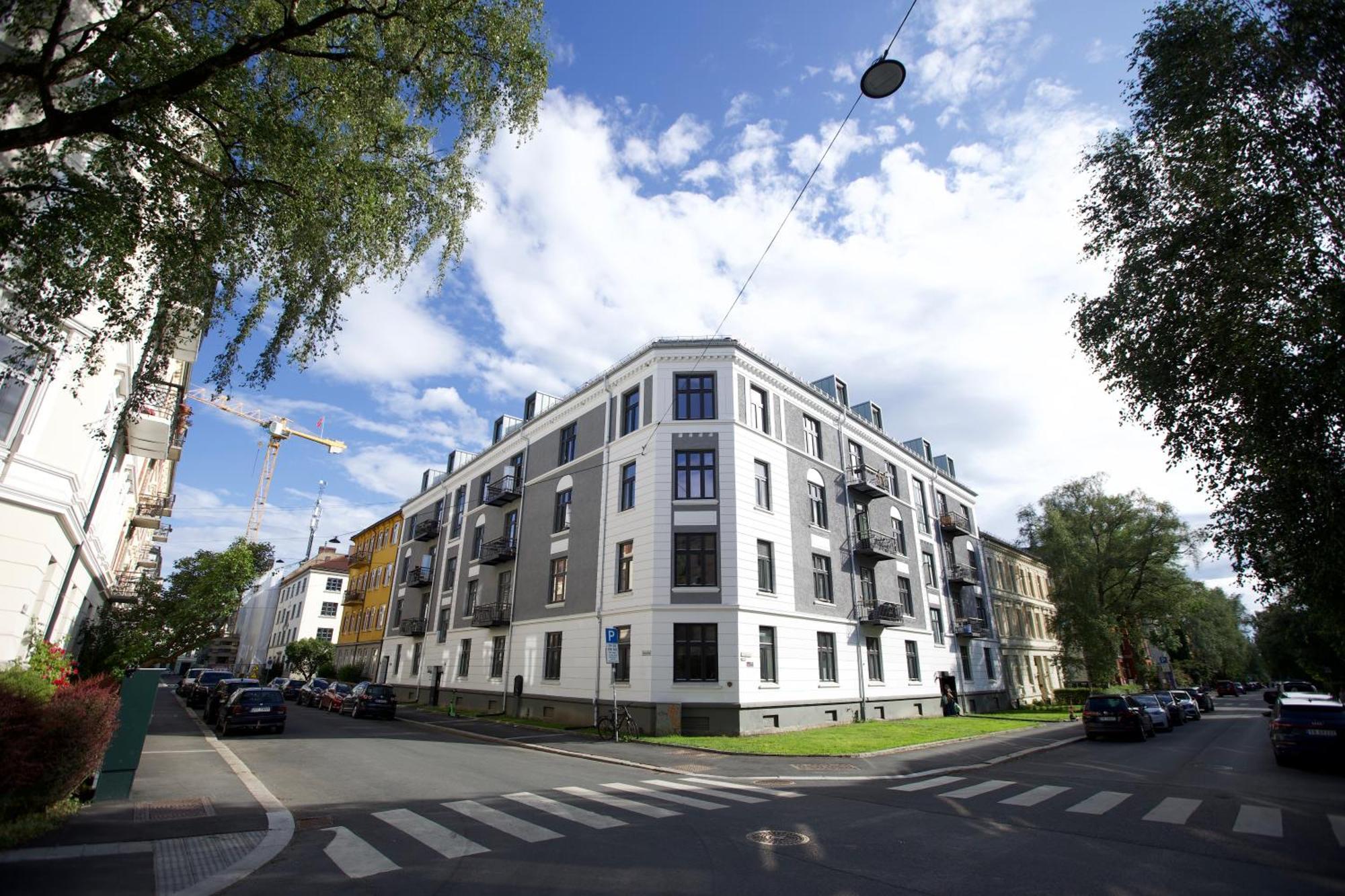 Floor - View & Balcony In Center *