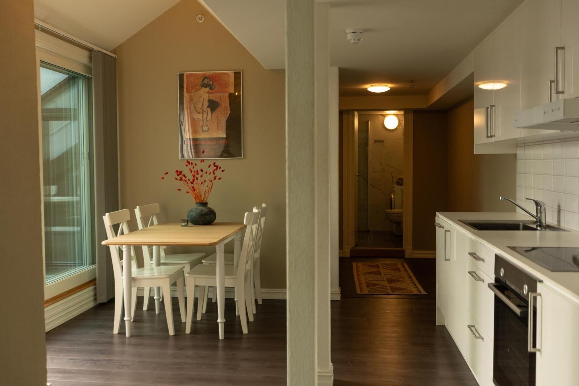 Floor - View & Balcony In Center Apartment *