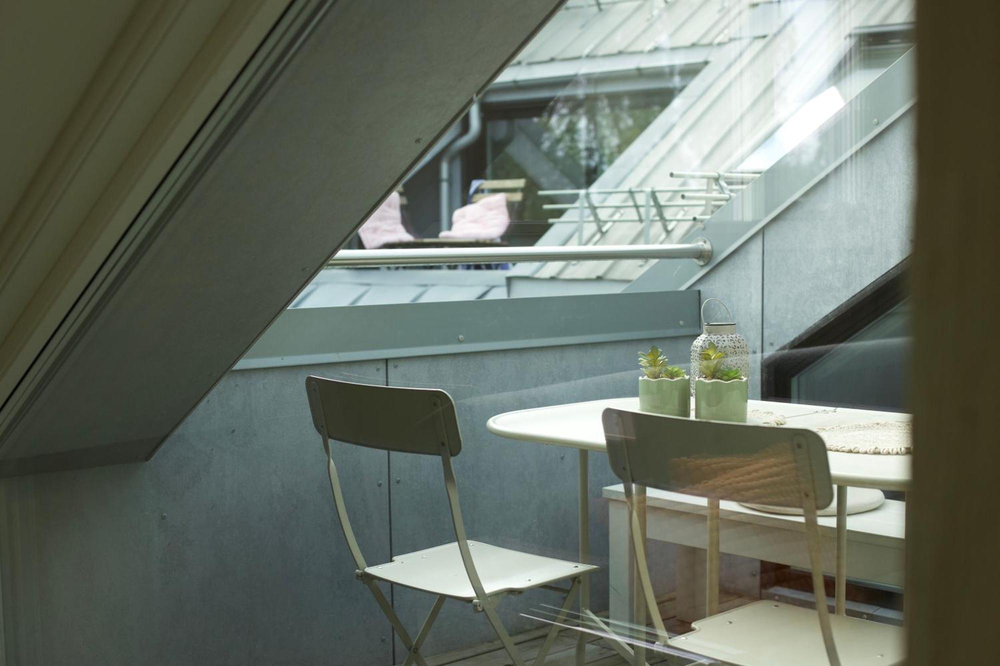 Floor - View & Balcony In Center Apartment