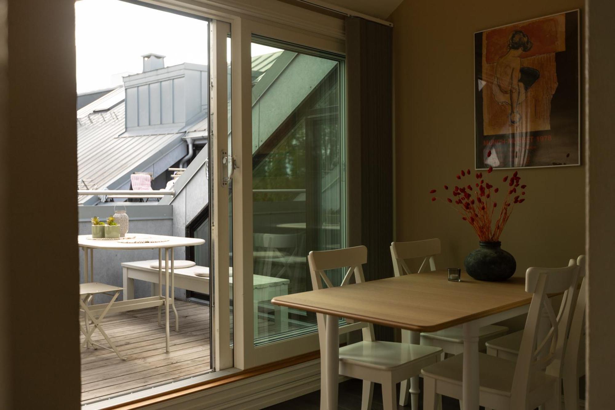 Floor - View & Balcony In Center Apartment